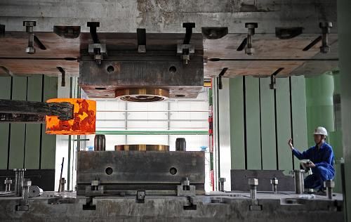 《輝煌中國(guó)》展示8萬(wàn)噸模鍛壓機(jī)——重工業(yè)實(shí)力的國(guó)寶裝備 《輝煌中國(guó)》展示8萬(wàn)噸模鍛壓機(jī)——重工業(yè)實(shí)力的國(guó)寶裝備